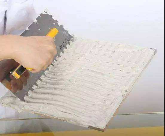 背涂胶与水泥相比，哪个粘合力比较好